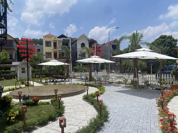 Giao hàng thành công 4 dù lệch tâm vuông 3M màu trắng cho công viên tại Hà Nam