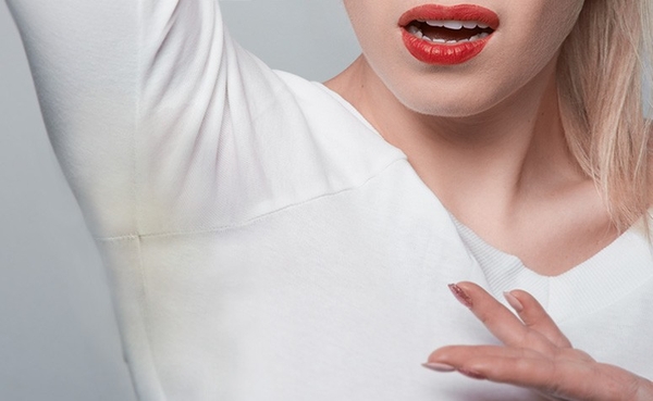 Xóa bỏ vết ố vàng trên nách áo với những mẹo đơn giản