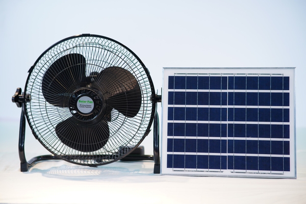 Quạt tích điện năng lượng mặt trời chân quỳ 15w