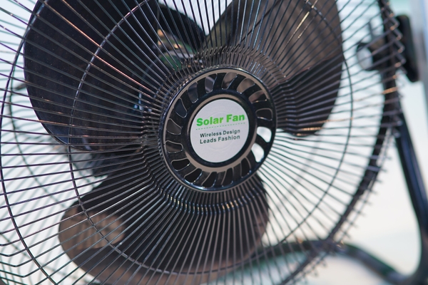 Quạt tích điện năng lượng mặt trời chân quỳ 15w