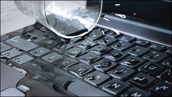 màn hình laptop bị ẩm