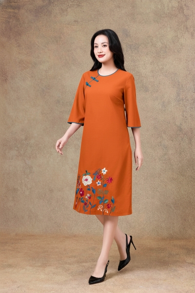 SWANLAKE | Váy Đầm Nữ Midi Suông Cổ Tròn Tay Lỡ Chất Vải Linen Thêu Hoa Cao Cấp Đi Tiệc D13228LW01