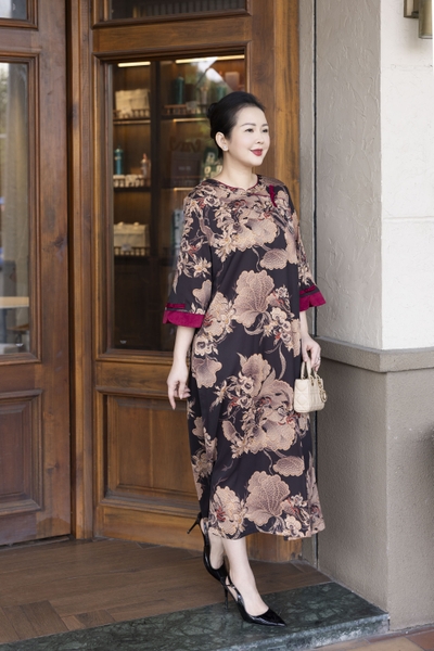 M COLLECTION | Váy Đầm Suông Nữ Trung Niên Tặng Mẹ, Bà Vải Lụa Hai Da Thêu Hoa Tay Lỡ D13203LW01