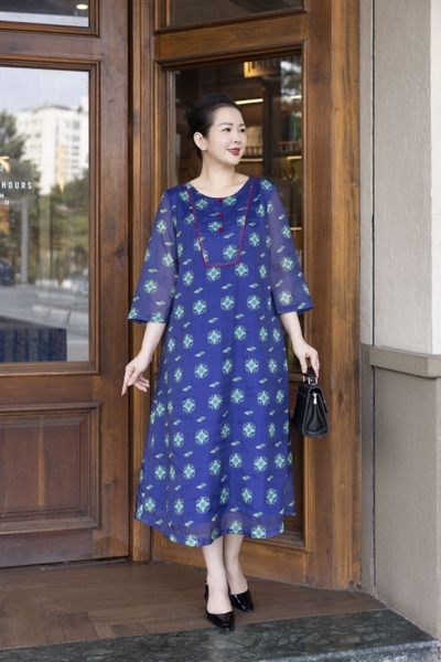 M COLLECTION | Váy Đầm Suông Nữ Trung Niên Tặng Mẹ Vải Tơ Bông Lót Tay Lỡ Cổ Tròn Đính Nút D13257LW01