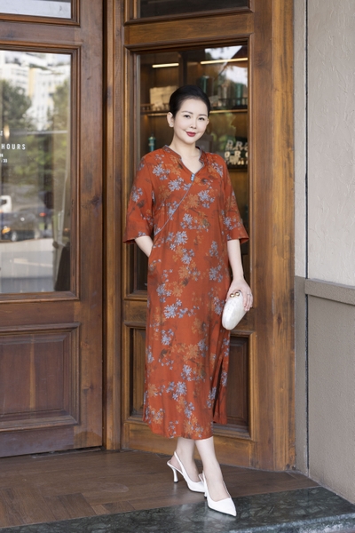 M COLLECTION | Váy Đầm Suông Nữ Trung Niên Tặng Mẹ, Bà Vải Lụa Bông Cao Cấp Cổ Trụ Tay Lỡ D13271LW01