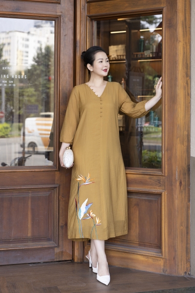 M COLLECTION | Váy Đầm Suông Nữ Trung Niên Tặng Mẹ, Bà Vải Đũi Hàn Thêu Hoa Hai Lớp Đính Nút D13276LW01