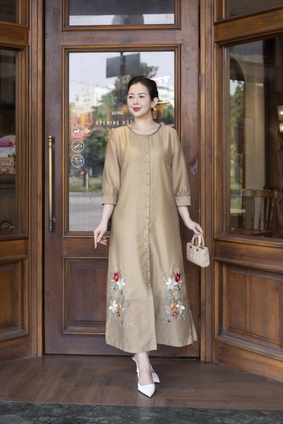 M COLLECTION | Váy Đầm Suông Nữ Trung Niên Tặng Mẹ Vải Tơ Thêu Hoa Tay Lỡ Cổ Tròn Cài Nút D13188LW01