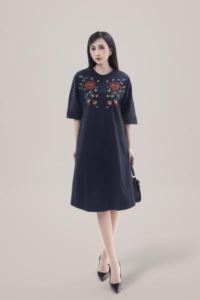 SWANLAKE | Váy Đầm Nữ Suông Chất Vải Cotton Thêu Hoa Cổ Cổ Tròn Tay Lỡ Công Sở Thanh Lịch D13070LW01