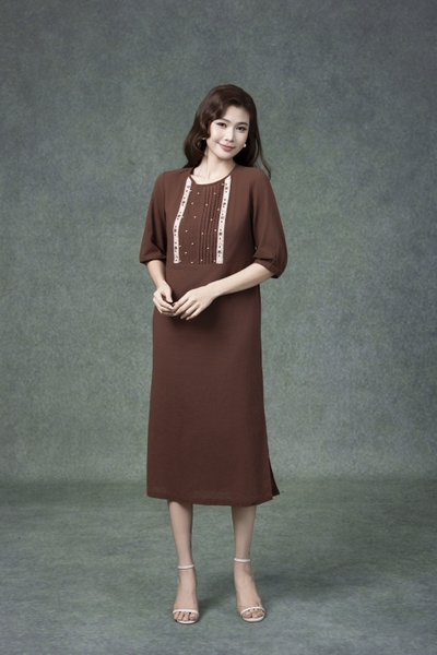 SWANLAKE | Váy Đầm Nữ Midi Suông Vải Linen Thêu Họa Tiết Cổ Tròn Tay Lỡ Có Túi Xẻ Tà Công Sở D13149LW01