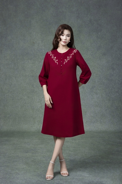 SWANLAKE | Váy Đầm Nữ Midi Suông Vải Linen Thêu Hoa Cổ Tròn Cài Nút Tay Lỡ Có Túi Công Sở D13179LW01