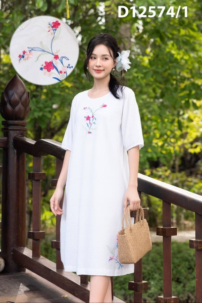 Váy Đầm Nữ Midi Suông Linen Thêu Hoa Hè Cổ Tròn Tay Lỡ Du Lịch D12574LW01