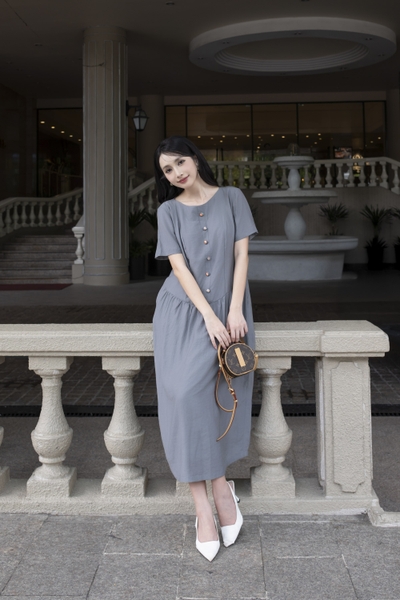 SWANLAKE | Váy Đầm Maxi Nữ Suông Trơn Đính Nút Bọc Tơ Cát Eo Hạ Xếp Ly Cổ Tròn Có Túi Công Sở D12835LW01