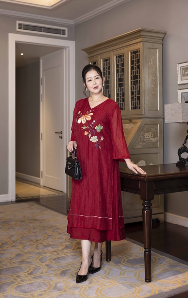 M COLLECTION | Váy Đầm Nữ Trung Niên Tặng Mẹ Suông Vải Xốp Hàn Phối Lụa Thêu Hoa Cổ Chữ V D13102LW01