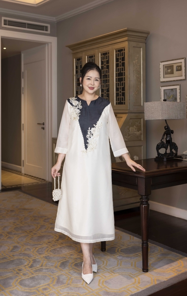 M COLLECTION | Váy Đầm Tiệc Suông Nữ Trung Niên Tặng Mẹ Vải Tơ Tay Lỡ Cổ V Phối Màu Thêu Hoa D13135W01