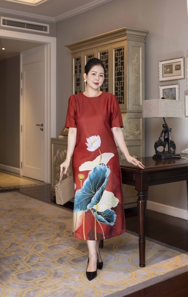 M COLLECTION | Váy Đầm Nữ Trung Niên Tặng Mẹ, Bà Vải Lụa Dày In Hoa 3D Tay Ngắn Cổ Tròn D13230LW01