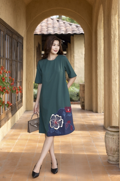 SWANLAKE | Váy Đầm Midi Nữ Phom Suông Cổ Tròn Tay Ngắn Thêu Hoa Chất Vải Linen Dạo Phố D13187LW01