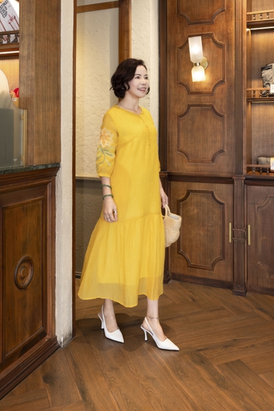 M COLLECTION | Váy Đầm Maxi Đuôi Cá Nữ Trung Niên Tặng Mẹ Cài Nút Thun Xốp Thêu Hoa Tay Lỡ D12778LW01