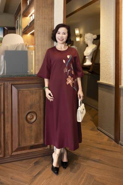 M COLLECTION | Váy Đầm Nữ Maxi Suông Trung Niên Tặng Mẹ Vải Lụa Dày Thêu Hoa Tay Lỡ Cổ Tròn D12841LW01