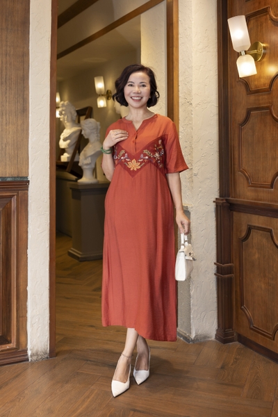 M COLLECTION | Váy Đầm Suông Nữ Trung Niên Tặng Mẹ Lụa Hàn Thêu Hoa Cổ Trụ Cài Nút Có Túi D12909LW01