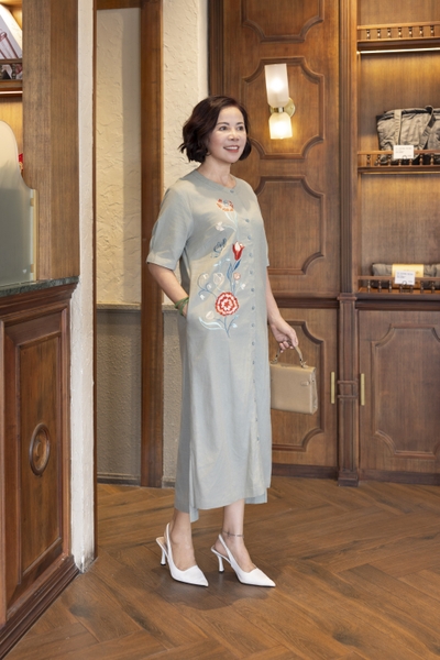 M COLLECTION | Váy Đầm Suông Cài Nút Xẻ Tà Lệch Nữ Trung Niên Tặng Mẹ Linen Thêu Hoa Có Túi D13008LW01