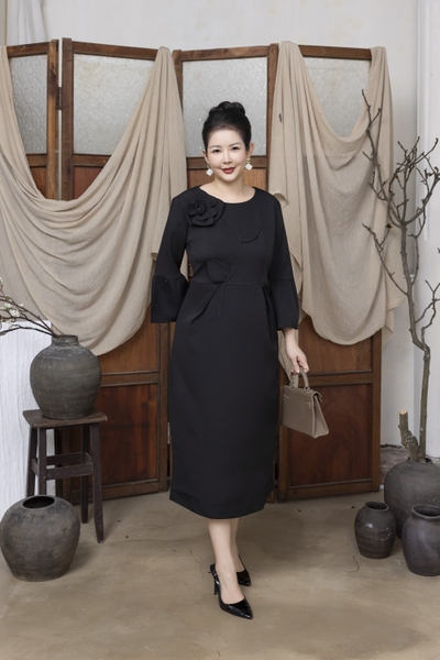 M COLLECTION | Váy Đầm Nữ Trung Niên Tặng Mẹ Cổ Tròn Lụa Dày Đính Hoa Nổi Tay Dài Nhấn Eo D13242LW01