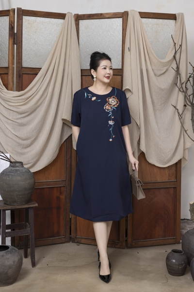 M COLLECTION | Váy Đầm Nữ Trung Niên Tặng Mẹ Suông Cổ Tròn Vải Lụa Dày Thêu Hoa Tay Ngắn D13215LW01