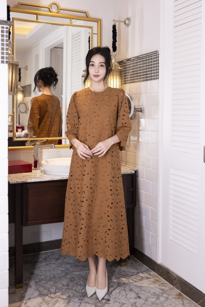 SWANLAKE | Váy Đầm Nữ Maxi Suông Vải Cotton Thêu Đục Lỗ Hè Cổ Tròn Tay Ren Lỡ Ống Loe Có Túi D12688LW01