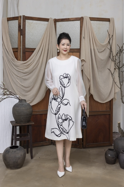 M COLLECTION | Váy Đầm Nữ Trung Niên Tặng Mẹ Suông Cổ Tròn Lụa Dày Thêu Hoa Tay Dài Đi Tiệc D13275LW01