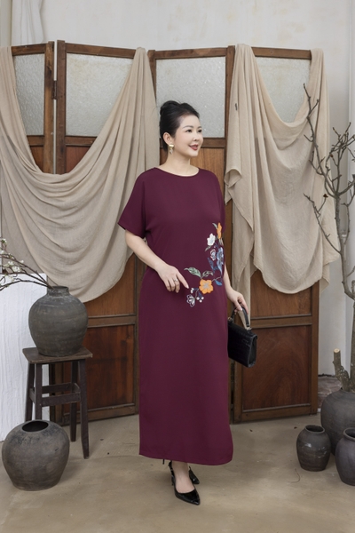 M COLLECTION | Váy Đầm Nữ Trung Niên Tặng Mẹ Suông Cổ Tròn Lụa Dày Thêu Hoa Tay Ngắn Xẻ Tà D13220LW01