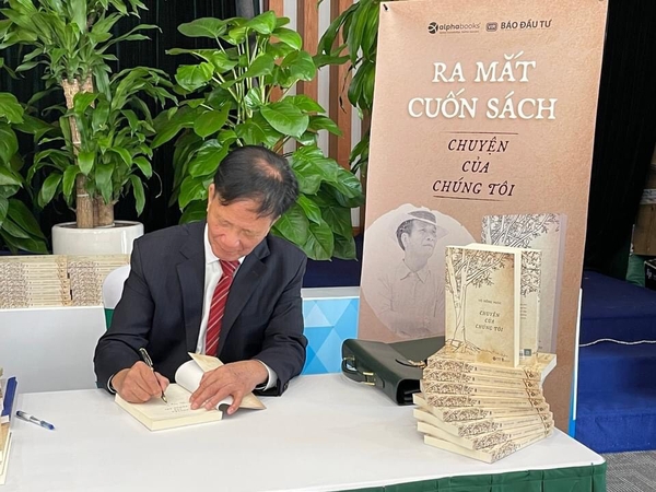 Sách Chuyện Của Chúng Tôi của tác giả Võ Hồng Phúc