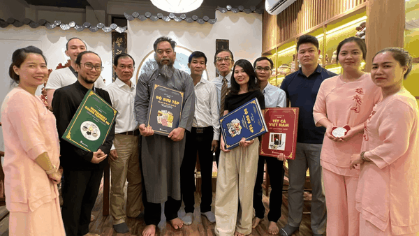 Buổi thưởng trà và giới thiệu ấn phẩm 4 bộ sách Tết của PGS.TS Nguyễn Mạnh Hùng tại Hong Ky Tea.