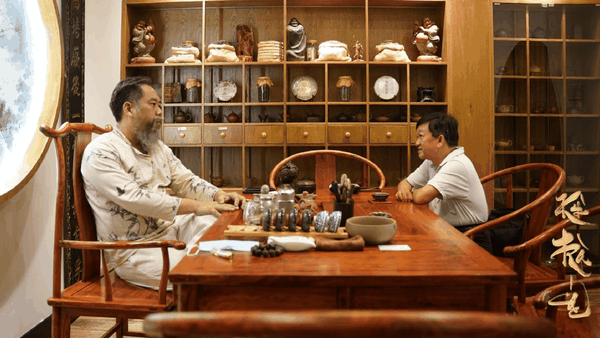 Nhà báo Vĩnh Thắng – Nguyên Tổng Biên tập Tạp chí Thế Giới Mới thưởng trà tại Hong Ky Tea