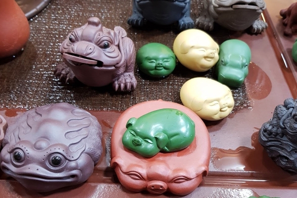 Tản mạn đường trà – Chọn “pet” trang trí bàn trà như thế nào cho phù hợp?