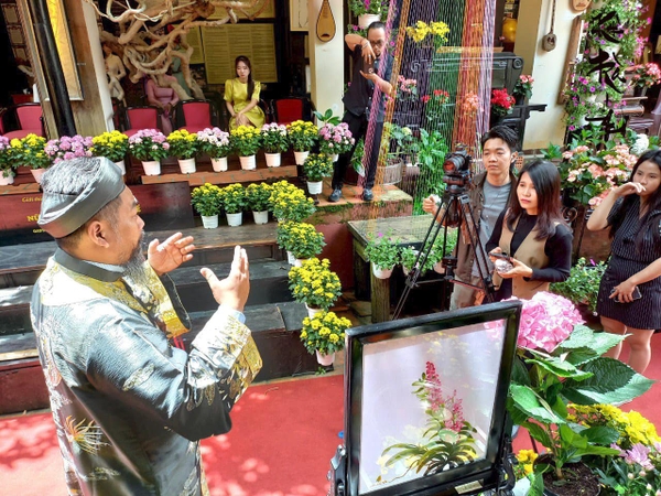 Hong Ky Tea accompanies XQ Pty Ltd, Da Lat, to celebrate anniversary of founder of embroidery.