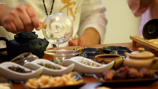 Hong Ky Tea welcomed the delegation of the Consulate General of the Kingdom of Thailand to visit and enjoy tea.