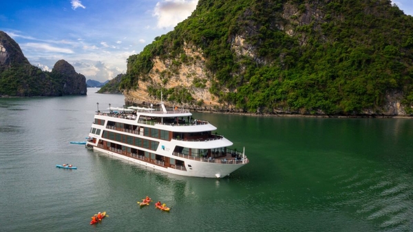 Du thuyền Le Theatre Lan Hạ