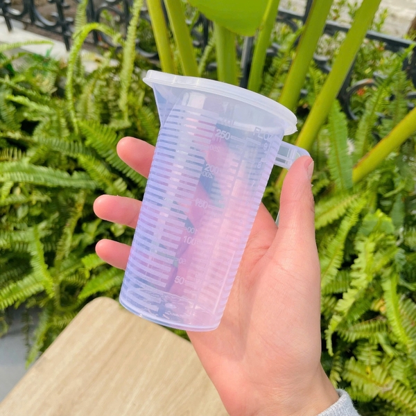 Ca đong nhựa | Dung tích 250ml | Có nắp
