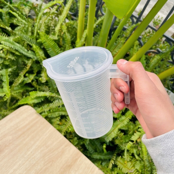 Ca đong nhựa | Dung tích 500ml | Có nắp