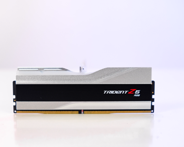 Ram PC GSkill Trident Z5 32GB DDR5 6000MHz RGB (2x16GB) (F5-6000J4040F16GX2 TZ5RS) - SILVE