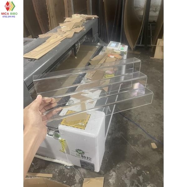 Kệ Mica trưng bày sản phẩm dài 40cm, rộng từng ô là 4,5cm, cao từng ô 4,5cm dày 3mm 4mm 5mm