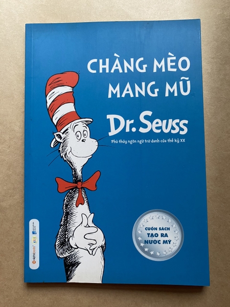 Chàng Mèo Mang Mũ