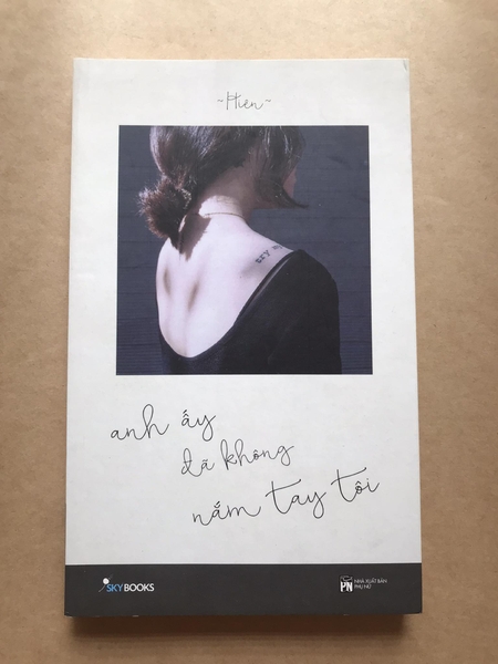 Anh ấy đã không nắm tay tôi