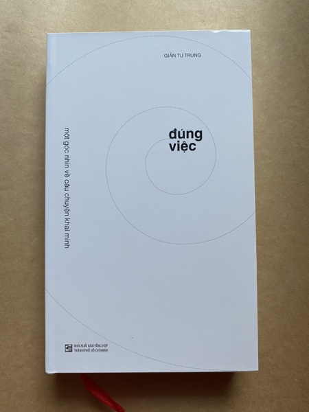 Đúng Việc - Một Góc Nhìn Về Câu Chuyện Khai Minh - Bìa Cứng