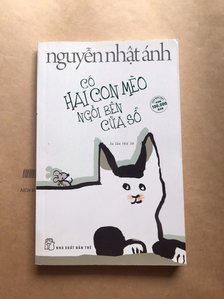 Có hai con mèo ngồi bên cửa sổ
