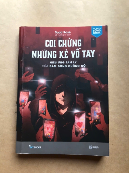 Coi Chừng Những Kẻ Vỗ Tay - Hiệu Ứng Tâm Lý Của Đám Đông Cuồng Nộ