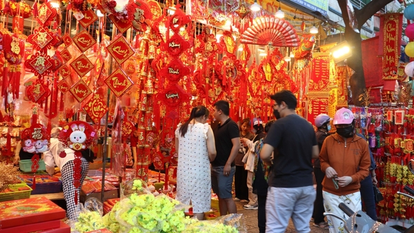 Tết Năm Nay Rất Khác Lạ! Khi Tết Không Còn Chỉ Là Niềm Vui Mà Là Bài Toán Cuộc Sống