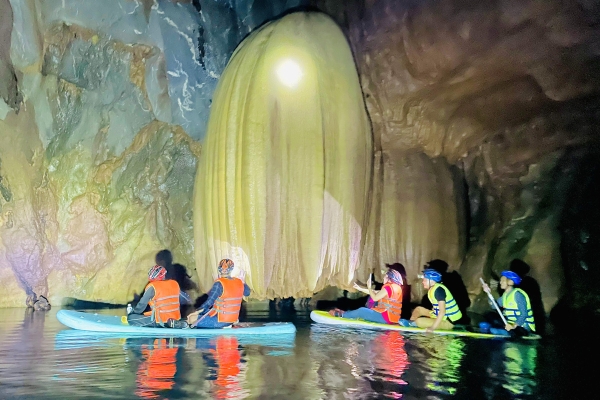 Vẻ đẹp hang động mới phát hiện giữa rừng Trường Sơn