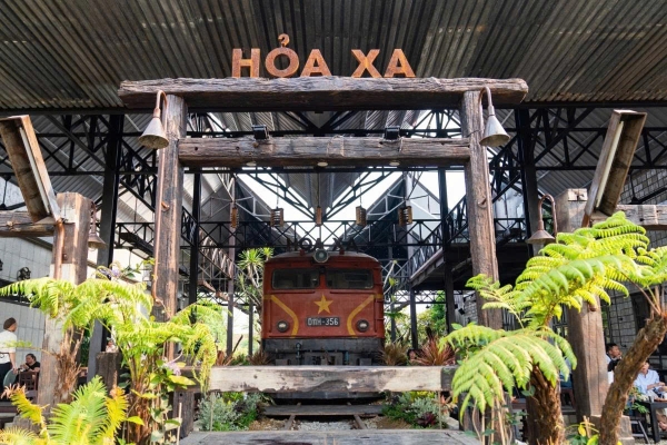 Quán cà phê cho khách ngắm tàu hỏa chạy qua ở ga Huế