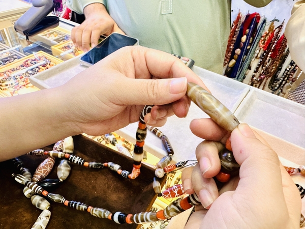 Ý Nghĩa Tâm Linh Của Dzi Beads - Viên Đá Thiên Châu Hộ Mệnh Từ Tây Tạng