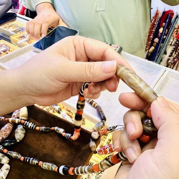 Ý Nghĩa Tâm Linh Của Dzi Beads - Viên Đá Thiên Châu Hộ Mệnh Từ Tây Tạng